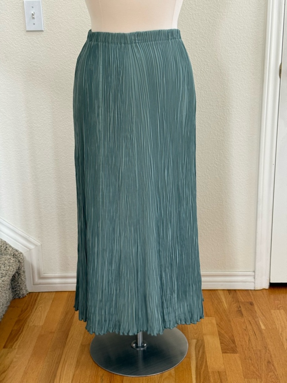 Signed, hand colored & pleated sage green top/shirt. - Picture 6 of 16